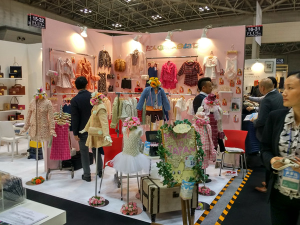 Viviano 2026春季时装秀：褶皱与蕾丝交织展现女性的优雅与灵动